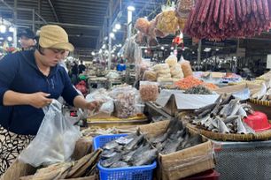 Hàng Tết dồn dập về chợ đầu mối tăng gần 3 lần ngày thường