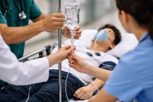 Thiếu niên nguy kịch sau khi "thụt dầu" 300 lần