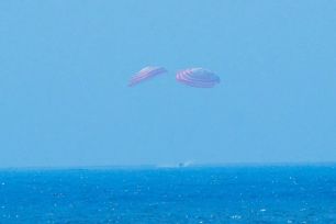 Trung Quốc: Thu hồi thành công khoang tàu vũ trụ có người lái trên biển