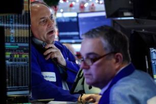 Phố Wall 'giằng co' sau số liệu việc làm Mỹ vượt kỳ vọng