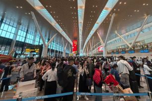 Nhiều tuyến đường dẫn đến Sân bay Tân Sơn Nhất bị ùn ứ