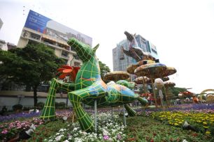 Tất bật công đoạn cuối hoàn thành Đường hoa Nguyễn Huệ 