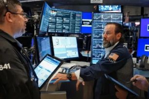 Phố Wall lao dốc do áp lực bán tháo cổ phiếu công nghệ 