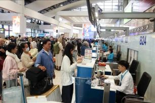 Sân bay Nội Bài đông nghẹt người trước kỳ nghỉ Tết