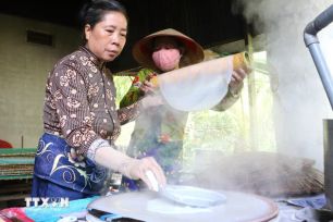Rộn ràng làng bánh tráng Cù lao Mây trăm năm tuổi