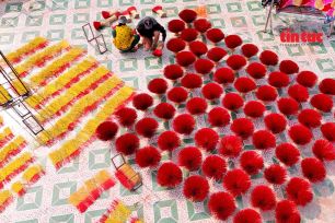 Giữ 'lửa' nghề se nhang tại Lê Minh Xuân