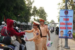 Người lao động TPHCM từng đoàn đổ về quê đón Tết bằng xe máy