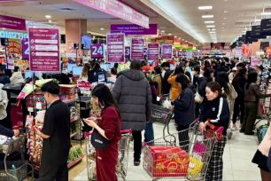 Khách nhộn nhịp sắm tết, "quên" Valentine