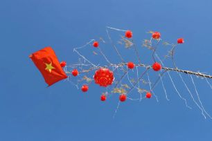 Gia Lai: Người dân dựng cây nêu rộn ràng đón tết