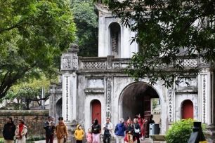 Hà Nội mở nhiều điểm gửi xe miễn phí cho người dân đi chơi Tết