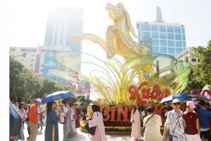 Người dân TPHCM rộn ràng du xuân