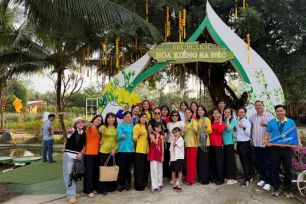 Mùng 1 tết, khách rộn ràng du xuân Bính Ngọ