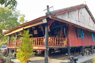 Nhà cổ trăm năm ven sông Tiền thu hút khách tham quan dịp tết