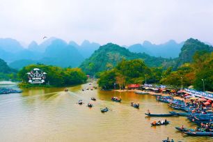 Chùa Hương đón 25.000 khách đầu năm