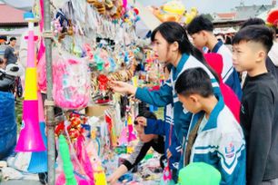 Du xuân khám phá chợ phiên trăm năm tuổi