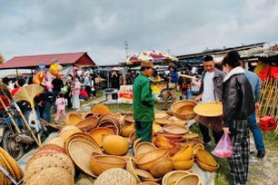 Du xuân khám phá chợ phiên Vé trăm năm tuổi