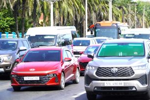 Dòng người đổ về biển Vũng Tàu du xuân