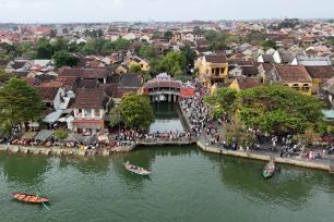 Mùng 3 Tết, phố cổ Hội An tấp nập du khách 