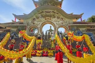 Người dân TPHCM rộn ràng du Xuân ngày mùng 3 Tết