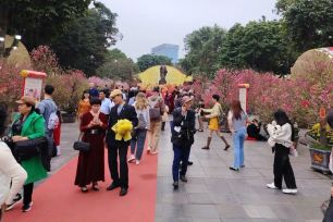 Vườn đào bên tượng đài Vua Lý Thái Tổ hồ Gươm thu hút du khách