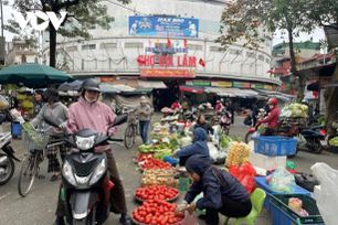 Chợ truyền thống nhộn nhịp mùng 4 Tết