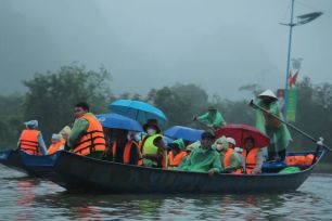 Hàng chục ngàn du khách đội mưa trẩy hội chùa Hương 