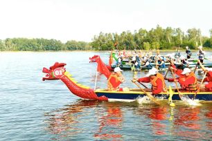 Sôi nổi giải đua thuyền rồng liên xã Hồ Tràm 