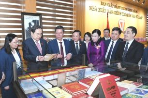 Chủ tịch Quốc hội dự Lễ giới thiệu bộ sách luật được thông qua tại kỳ họp thứ 10, Quốc hội khóa XV