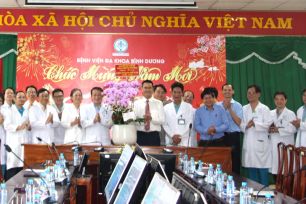 Lãnh đạo Ban Tuyên giáo và Dân vận Thành ủy TPHCM thăm, chúc mừng Bệnh viện Đa khoa Bình Dương