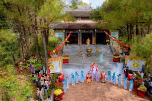 Khai hội đền Huyền Trân