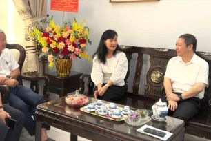 Trưởng Ban Tuyên giáo và Dân vận Thành ủy TPHCM thăm, chúc mừng cán bộ y tế lão thành