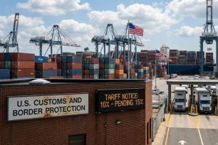 Mỹ áp thuế nhập khẩu mới 10%, xem xét nâng lên 15%