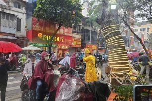 Ngày vía Thần Tài: Người dân xếp hàng mua vàng, giá trong nước giảm nhẹ