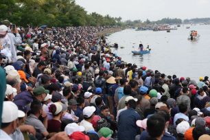 Hàng ngàn người dân xem giải đua thuyền truyền thống trên sông Thu Bồn