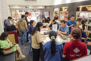 Ngày vía Thần Tài: Người dân xếp hàng mua vàng, giá vàng giảm còn bạc tăng mạnh