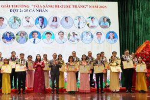 Đà Nẵng tôn vinh 51 cá nhân “Tỏa sáng Blouse trắng” năm 2025