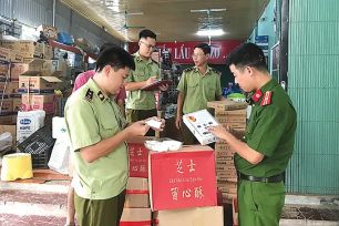 Ra quân kiểm tra hoạt động kinh doanh dịp lễ hội đầu năm