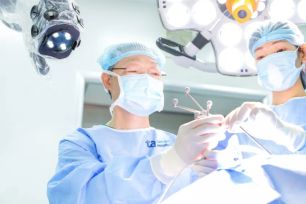 Việt Nam có kỷ lục châu Á về phẫu thuật u não, đột quỵ bằng Robot AI