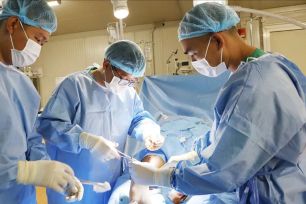 Bác sĩ "nội" xuất ngoại - Bài 3: Sứ giả của tình hữu nghị