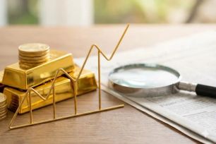 Vàng duy trì đà bứt phá, bạc quay đầu giảm mạnh