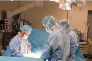 Điều trị thành công ca giãn tá tràng khổng lồ đầu tiên tại Việt Nam