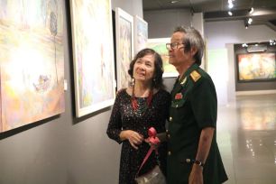 Triển lãm “Hai đường thẳng song song - Một điểm đến”