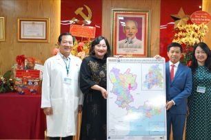 Báo SGGP thăm, chúc mừng các bác sĩ, cơ sở y tế