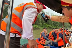 8 lái đò bị phạt vì để du khách không mặc áo phao ở lễ hội Chùa Hương