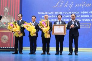 Bệnh viện Bình Dân nhận Huân chương Lao động hạng Nhì