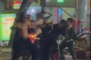 Khởi tố 4 thanh niên đánh nhau sau cuộc nhậu tất niên