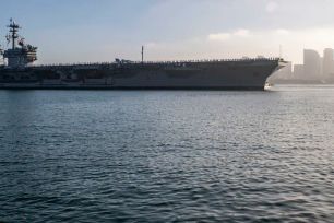 Iran phóng tên lửa đạn đạo nhằm vào tàu sân bay Mỹ