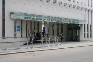 OPEC+ thống nhất tăng sản lượng dầu