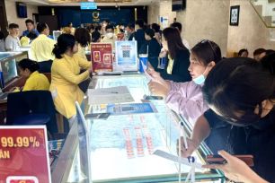 Ngày 2-3, giá vàng buổi chiều tăng thêm 2,4 triệu đồng/lượng so với buổi sáng