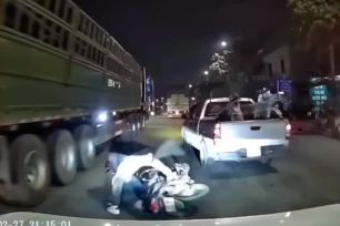 Hà Nội: Tạm giữ hình sự tài xế xe bán tải tạt đầu xe máy